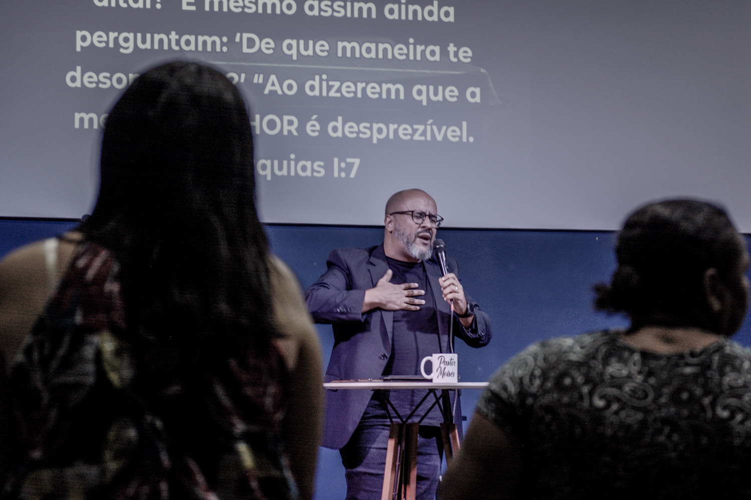 A mulher siro-fenícia, migalhas do pão e seu lugar na mesa