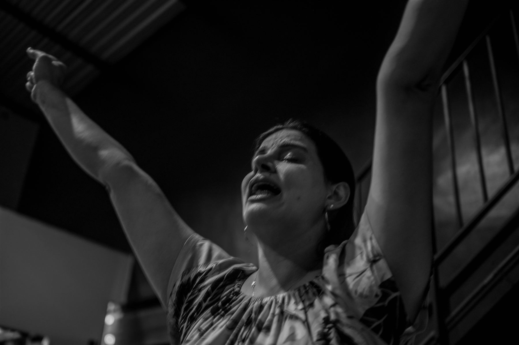 Momento de adoração durante o culto