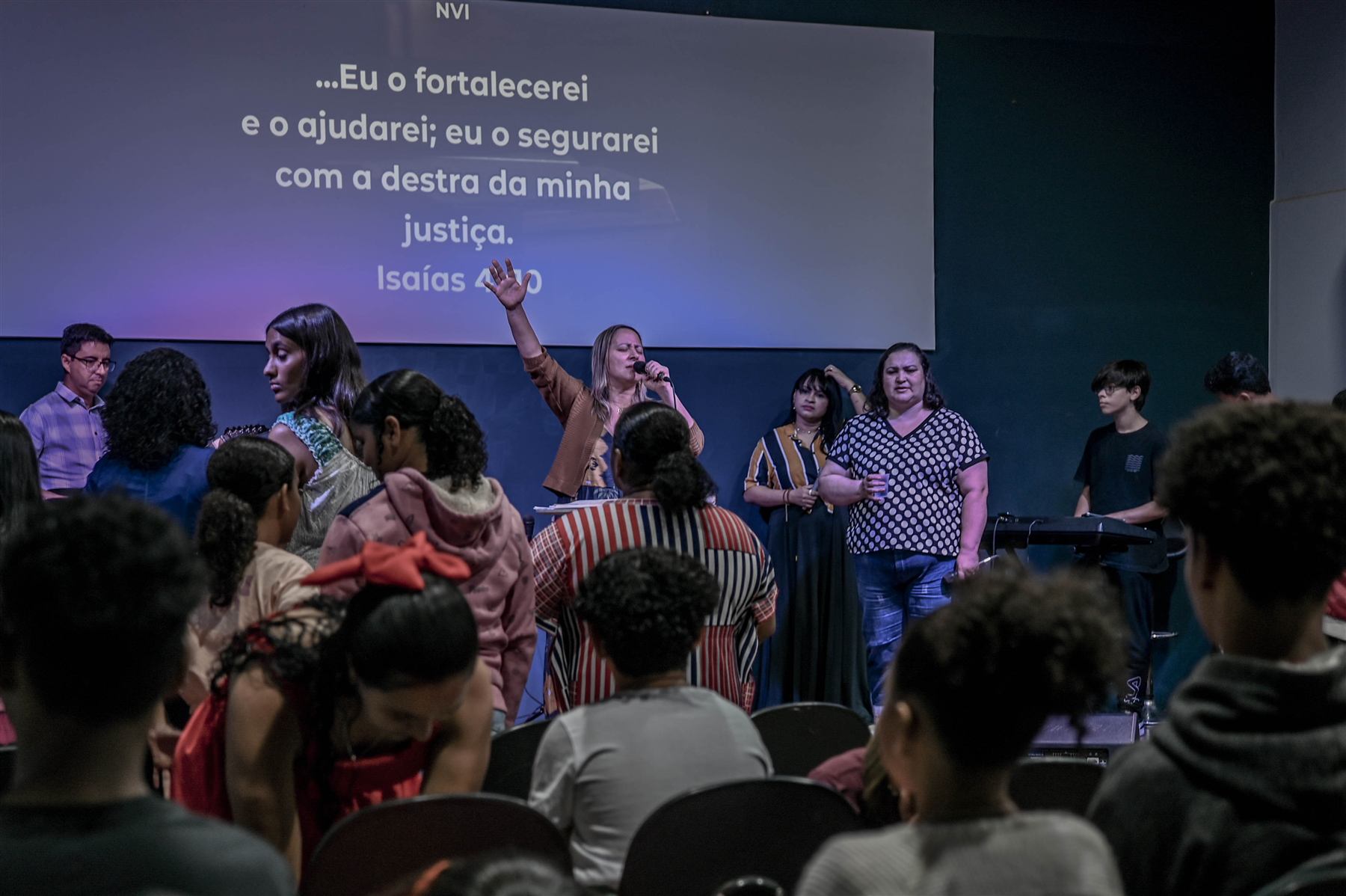 Comunidade Casa de Paz reunida em louvor