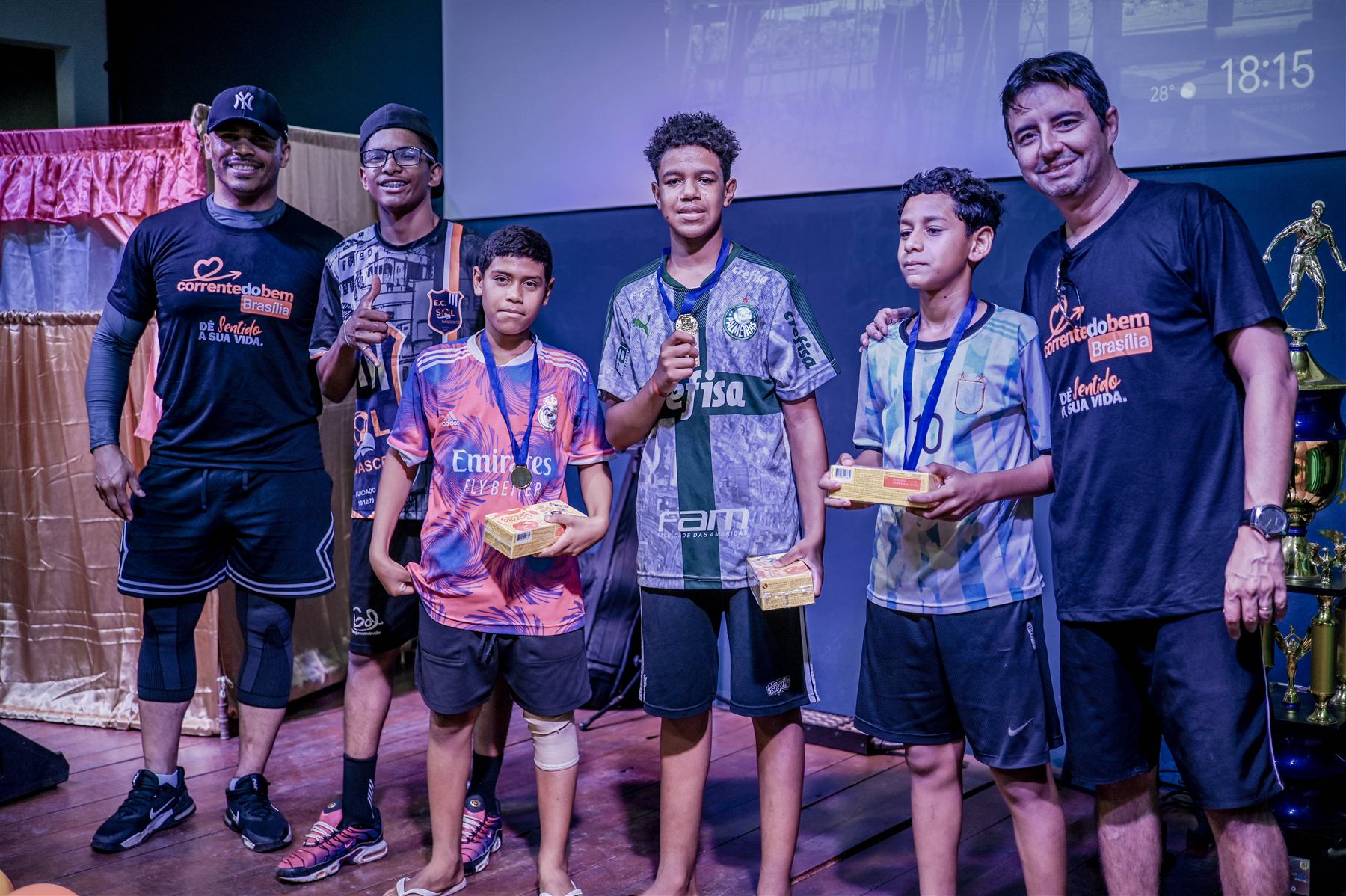 Crianças recebendo premiação esportiva no evento